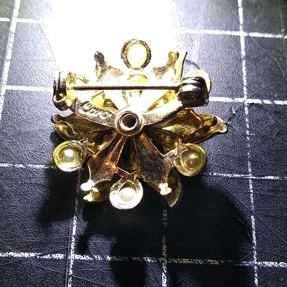 Vintage Coro Flower Brooch, Red & White Rhinestones, Pearls, Gold Toned,… - Picture 5 of 7